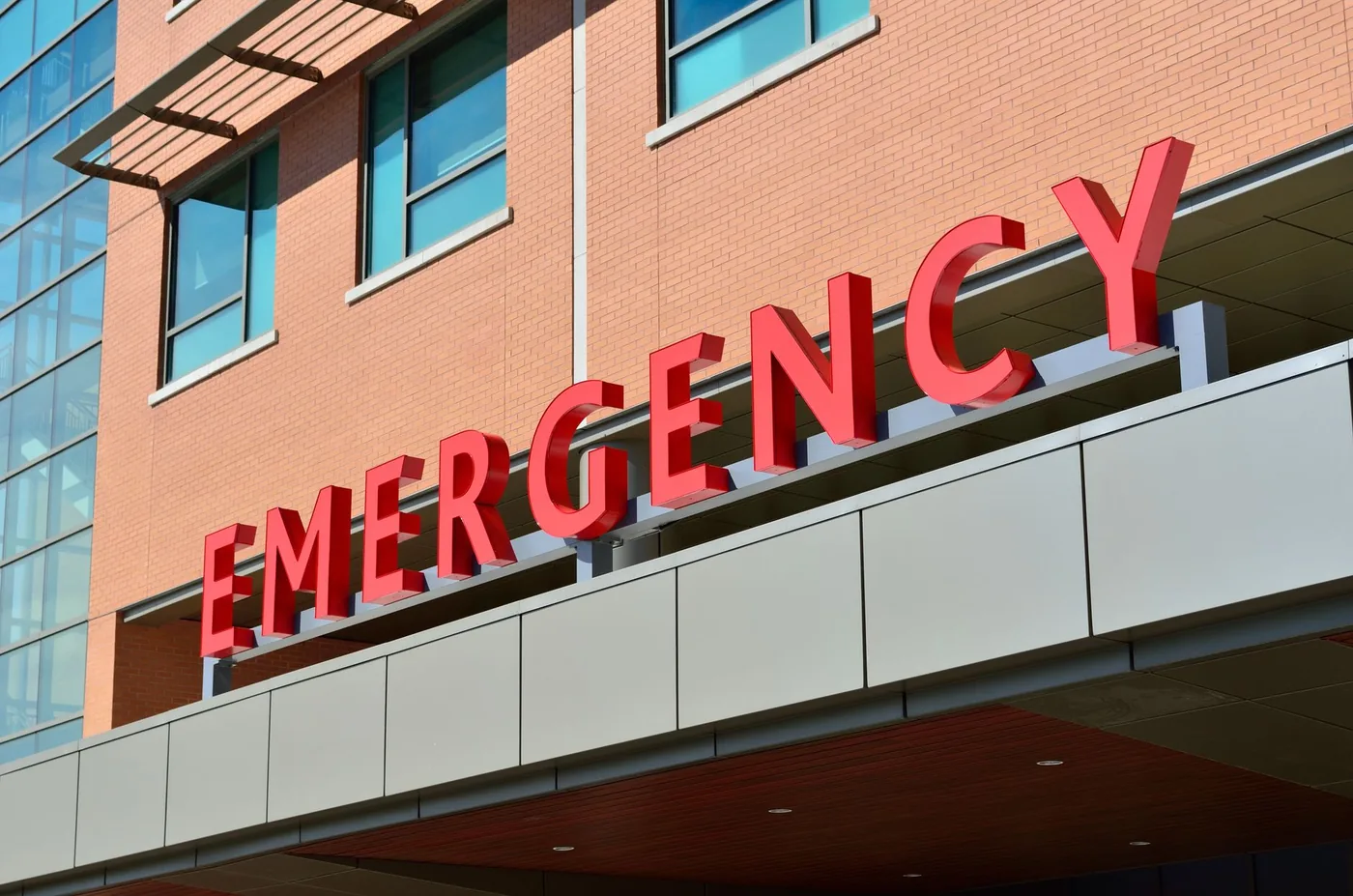 Nápis Emergency na budově nemocnice