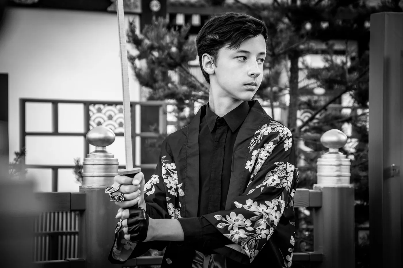 Mladík drží japonskou katanu