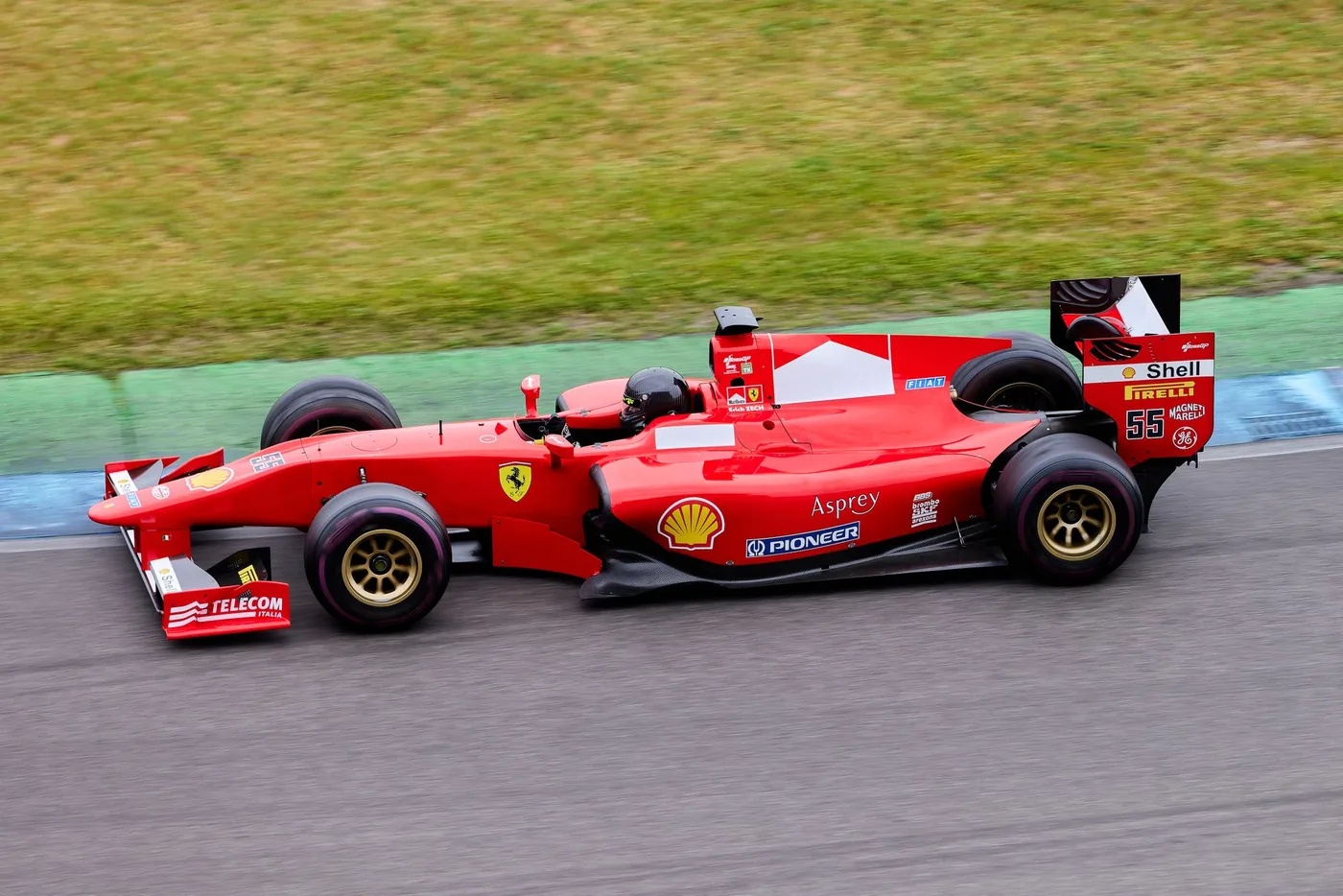 Formulový vůz na trati