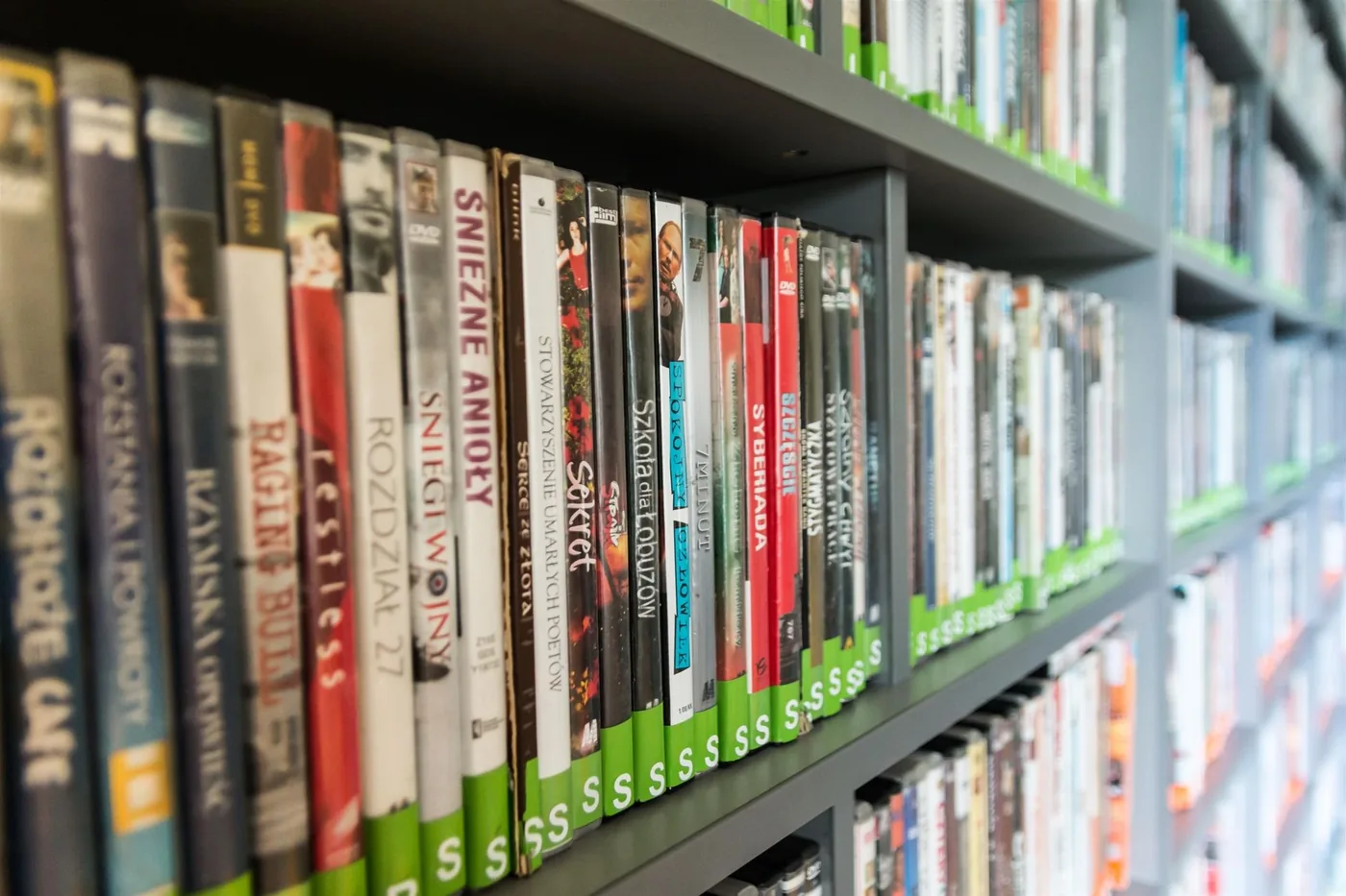 Police plná DVD filmů